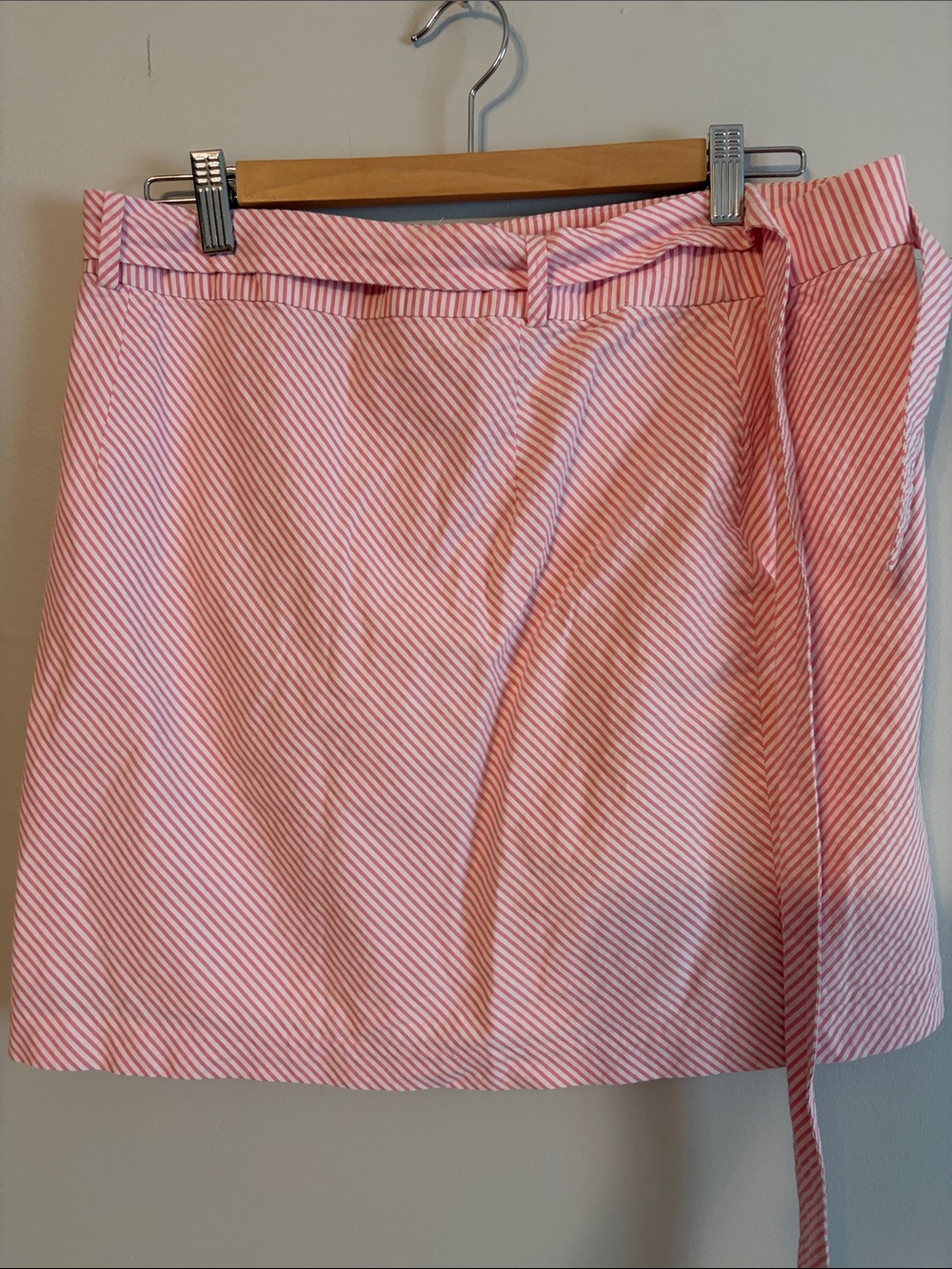 Vineyard Vines Pink Striped Button-Front Mini Skirt. 💯 cotton. Size 10. - Picture 3 of 5